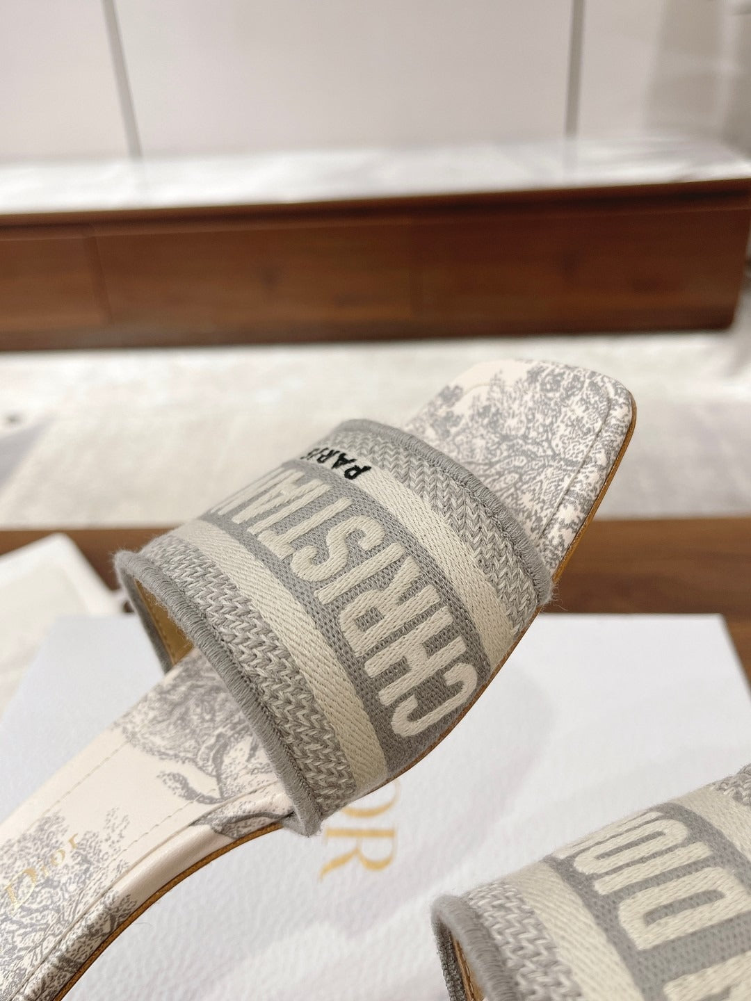 Пантофи Dior в бяло и сребърно
