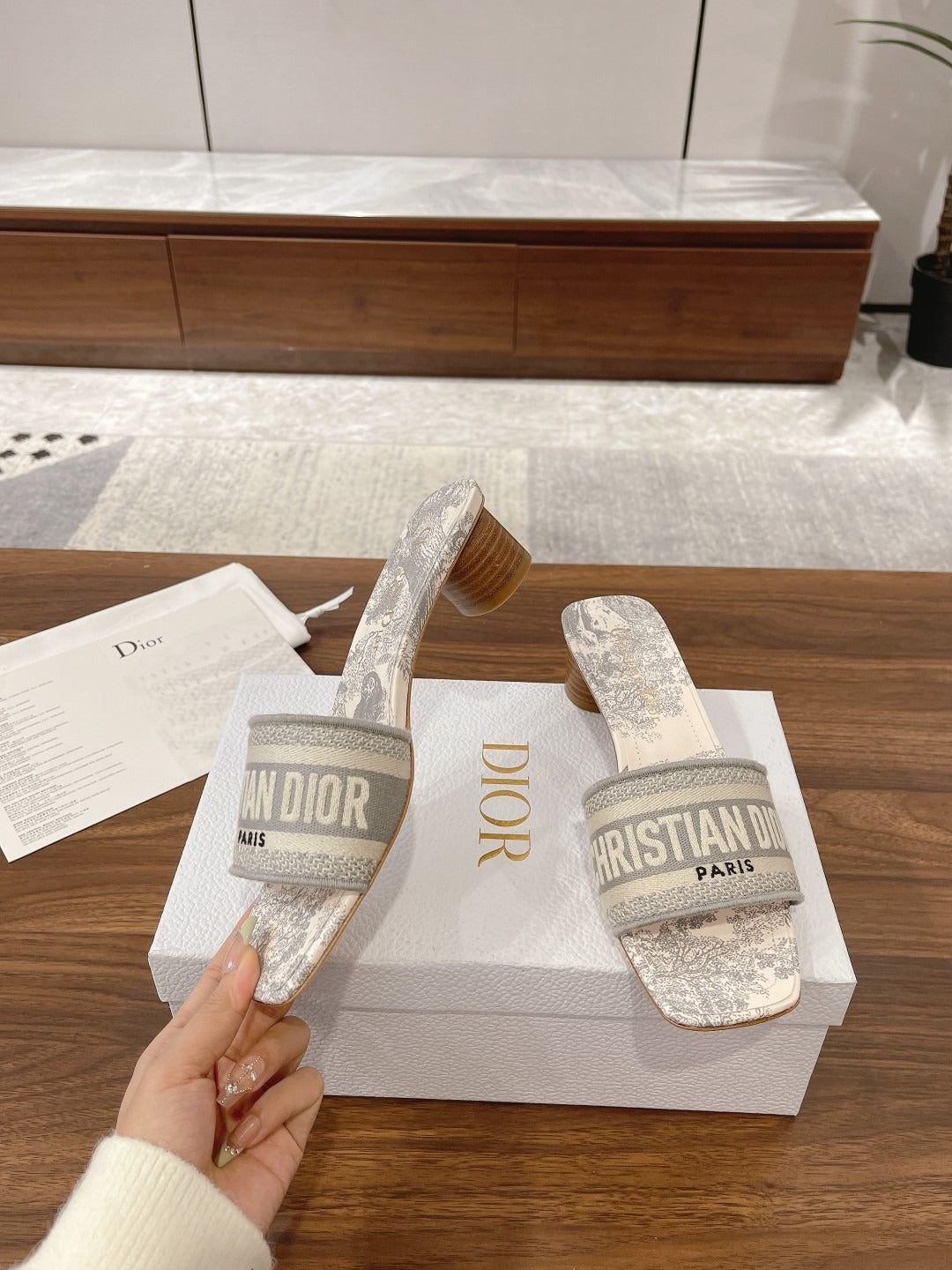 Пантофи Dior в бяло и сребърно
