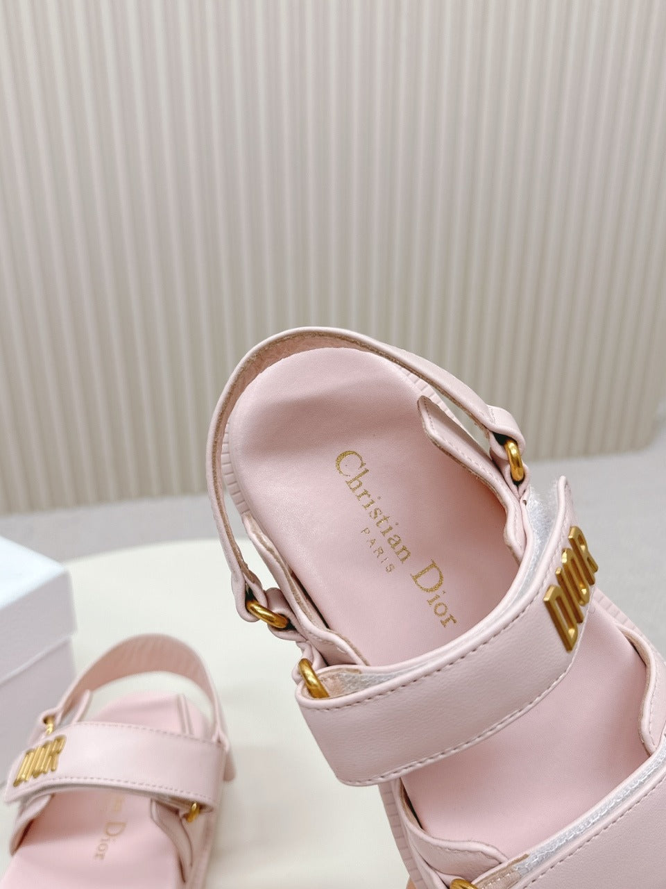 Бебешки розови сандали Dior