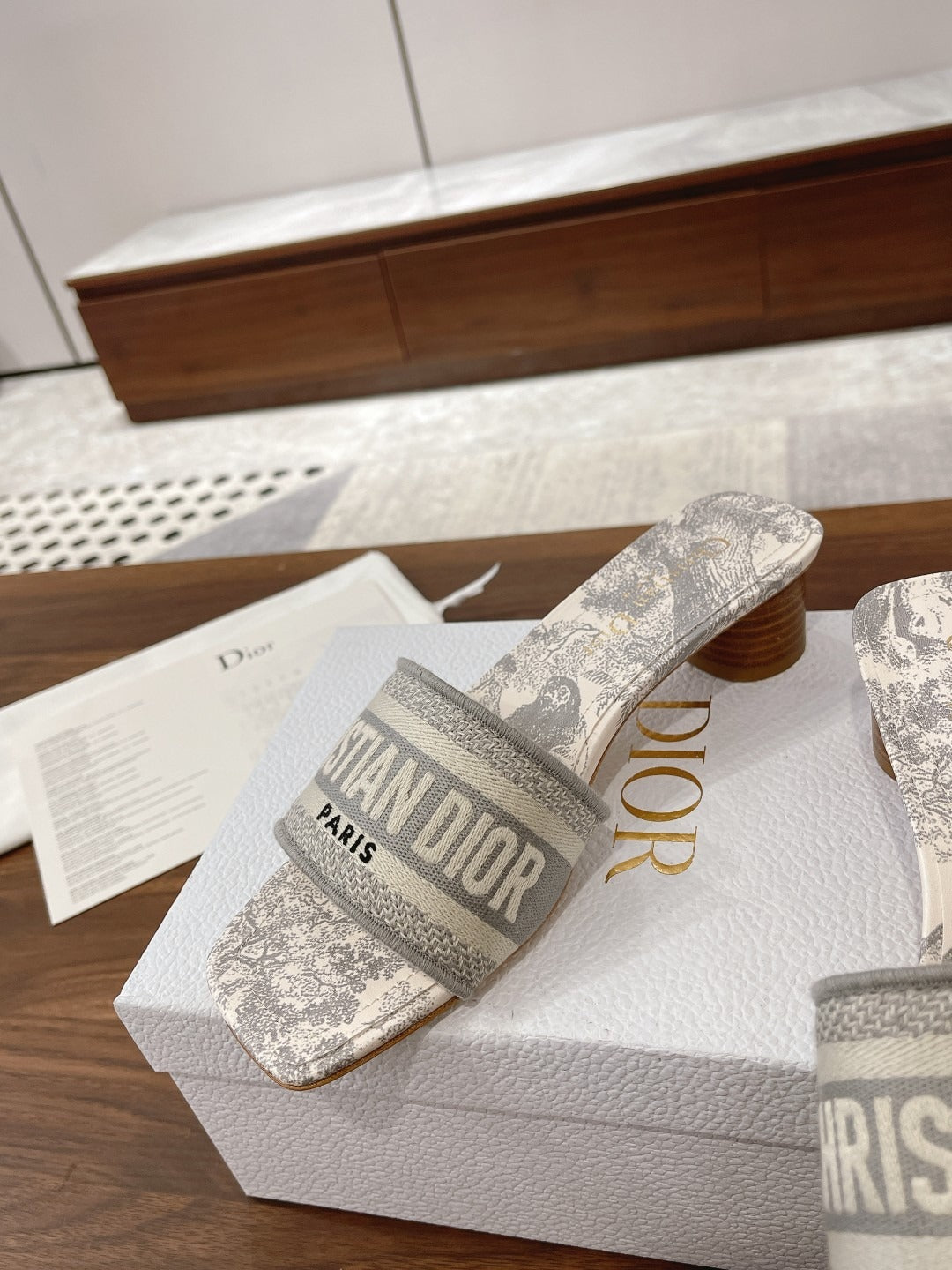 Пантофи Dior в бяло и сребърно