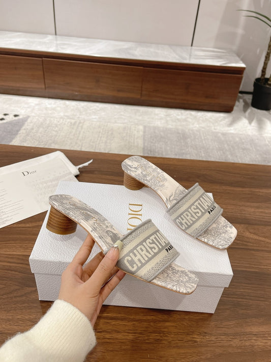 Пантофи Dior в бяло и сребърно